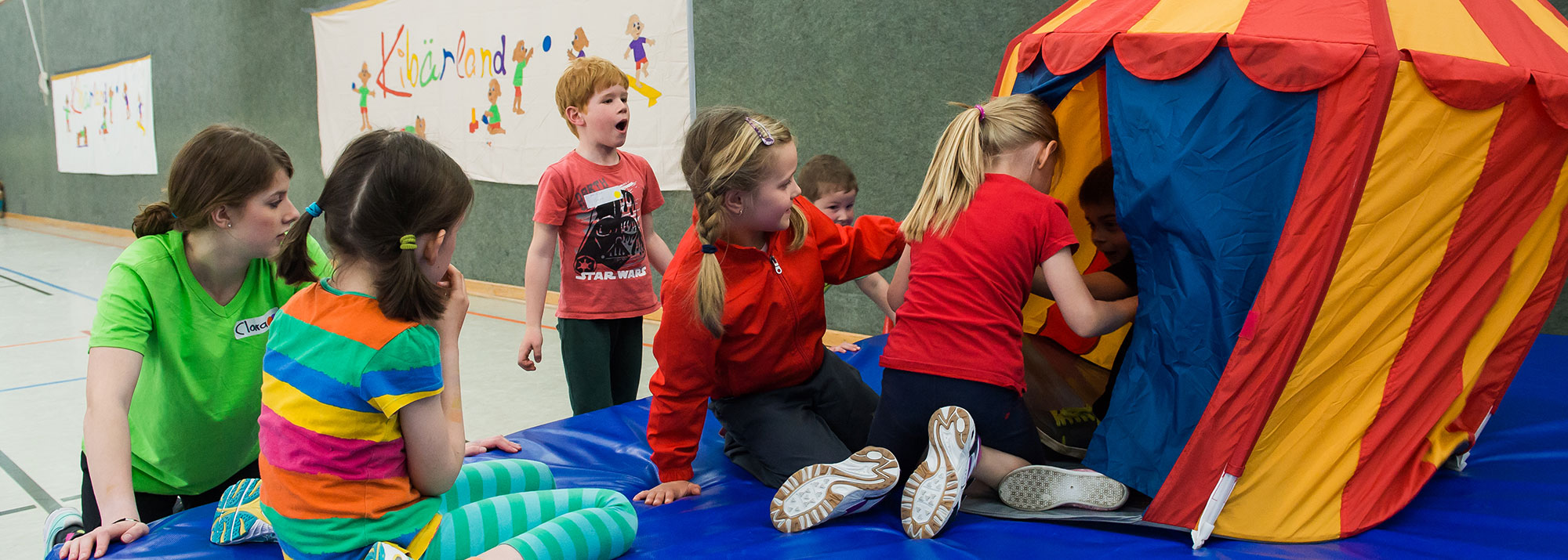 Kinder die in ein Zelt klettern