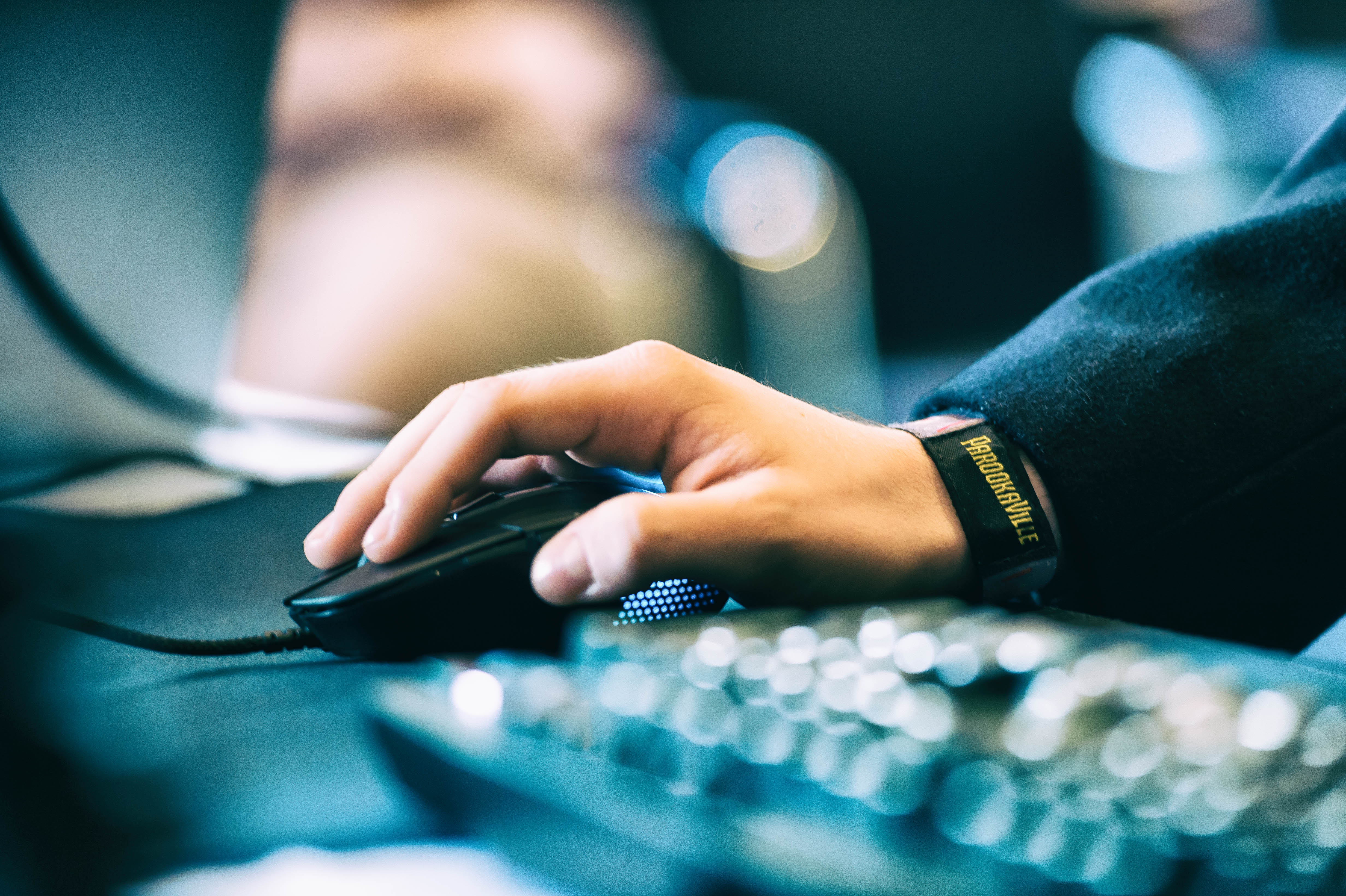 Hand auf Computermaus