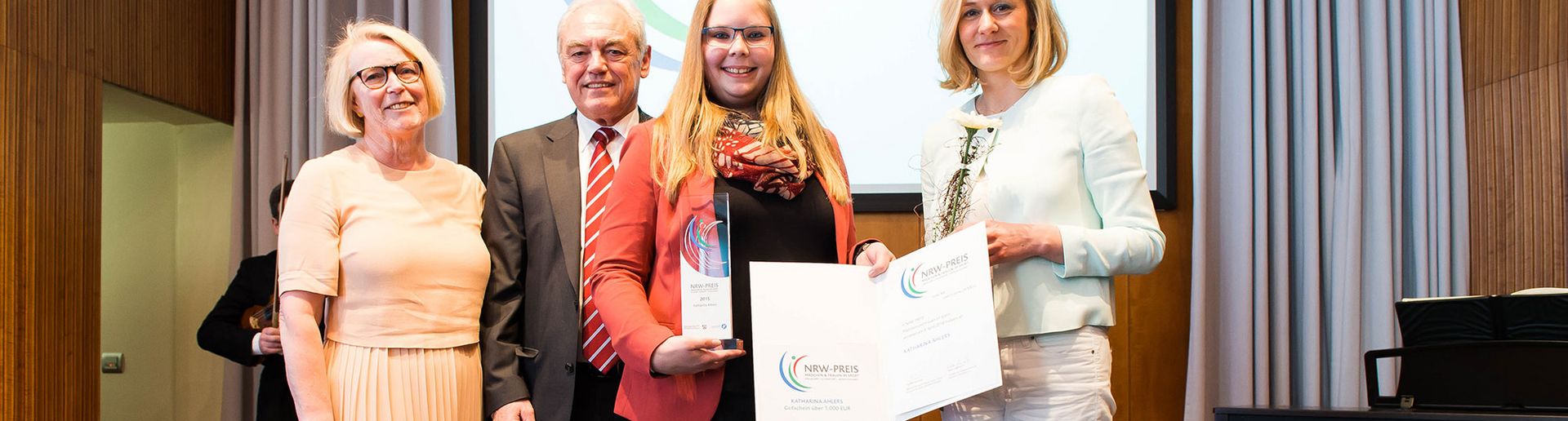 Katahrina AHlers bekommt den NRW Preis übergeben