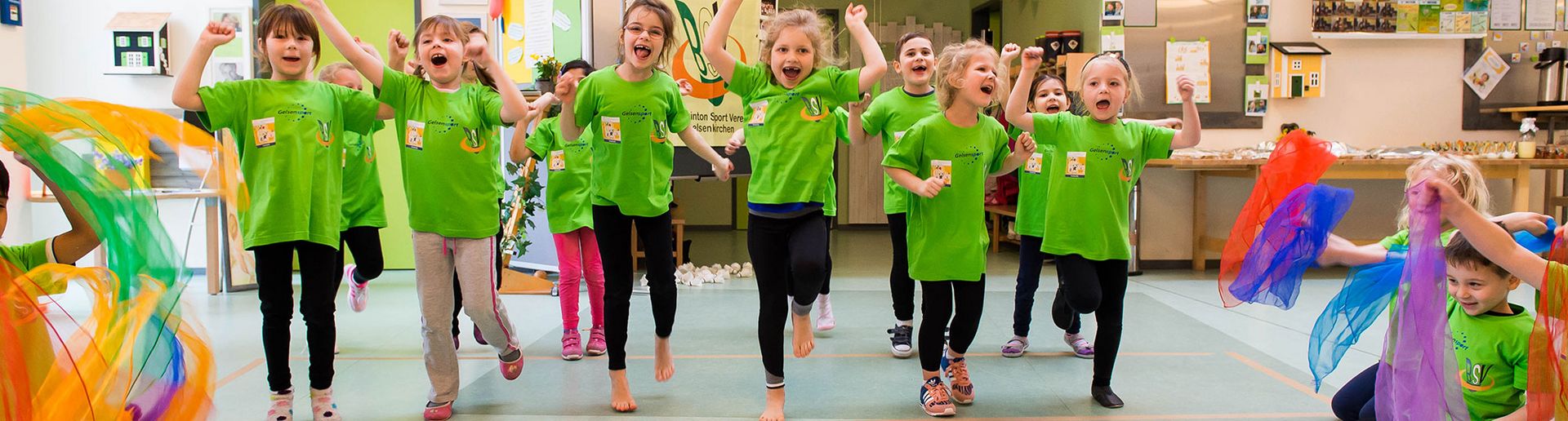 Kindergartenkinder die sich freuen/ tanzen
